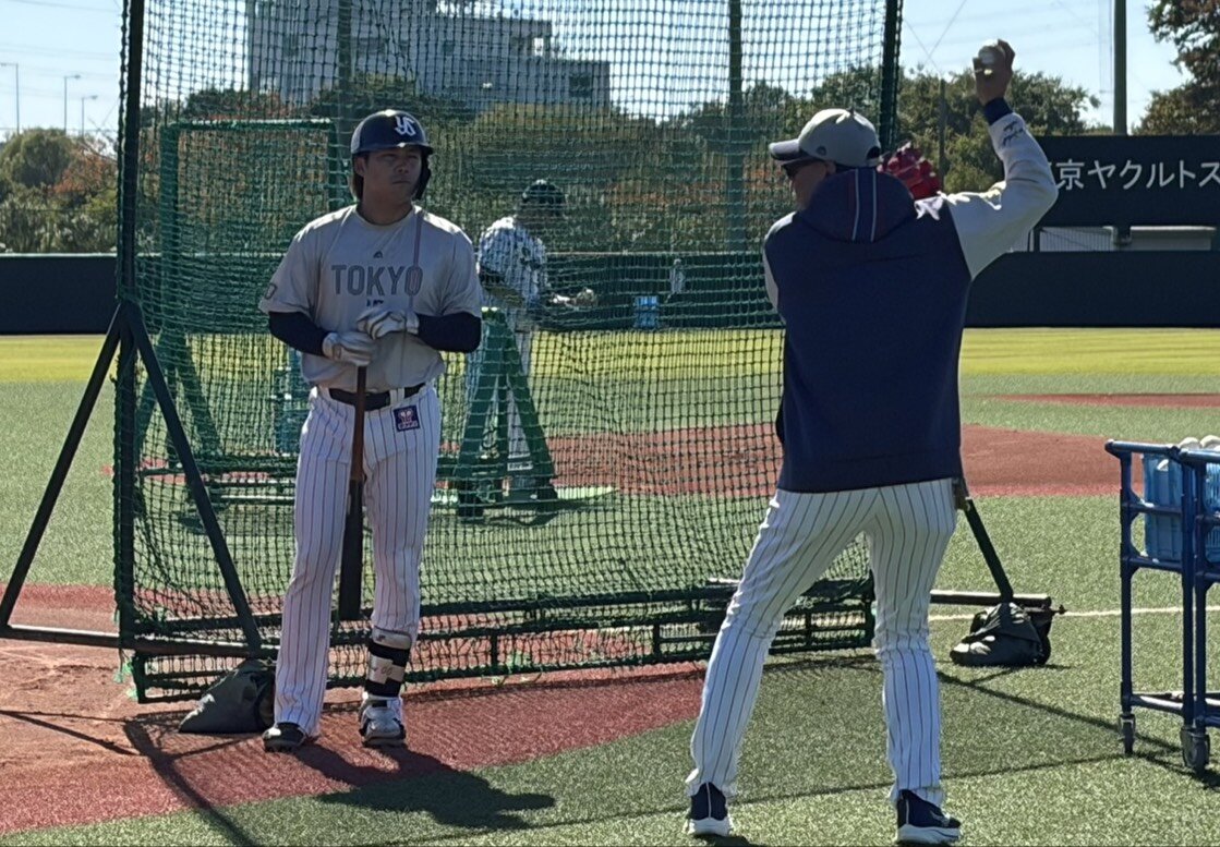 秋季練習で指導するヤクルト池山隆寛監督（右）と赤羽由紘（撮影・塚本光）