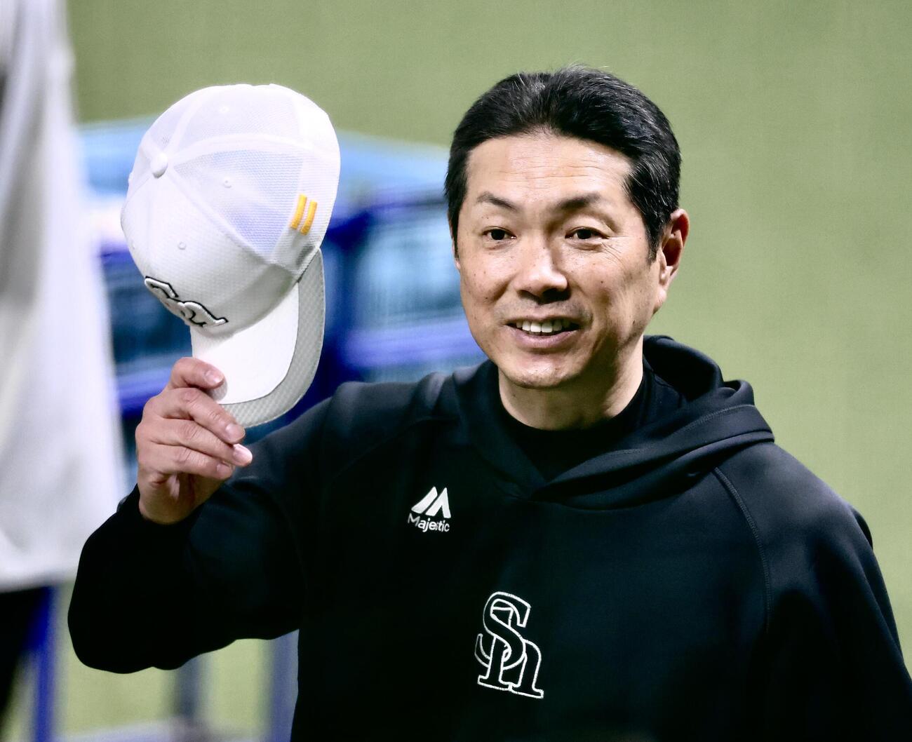 ソフトバンク対DeNA　試合前、笑顔を見せるソフトバンク小久保裕紀監督（撮影・河田真司）