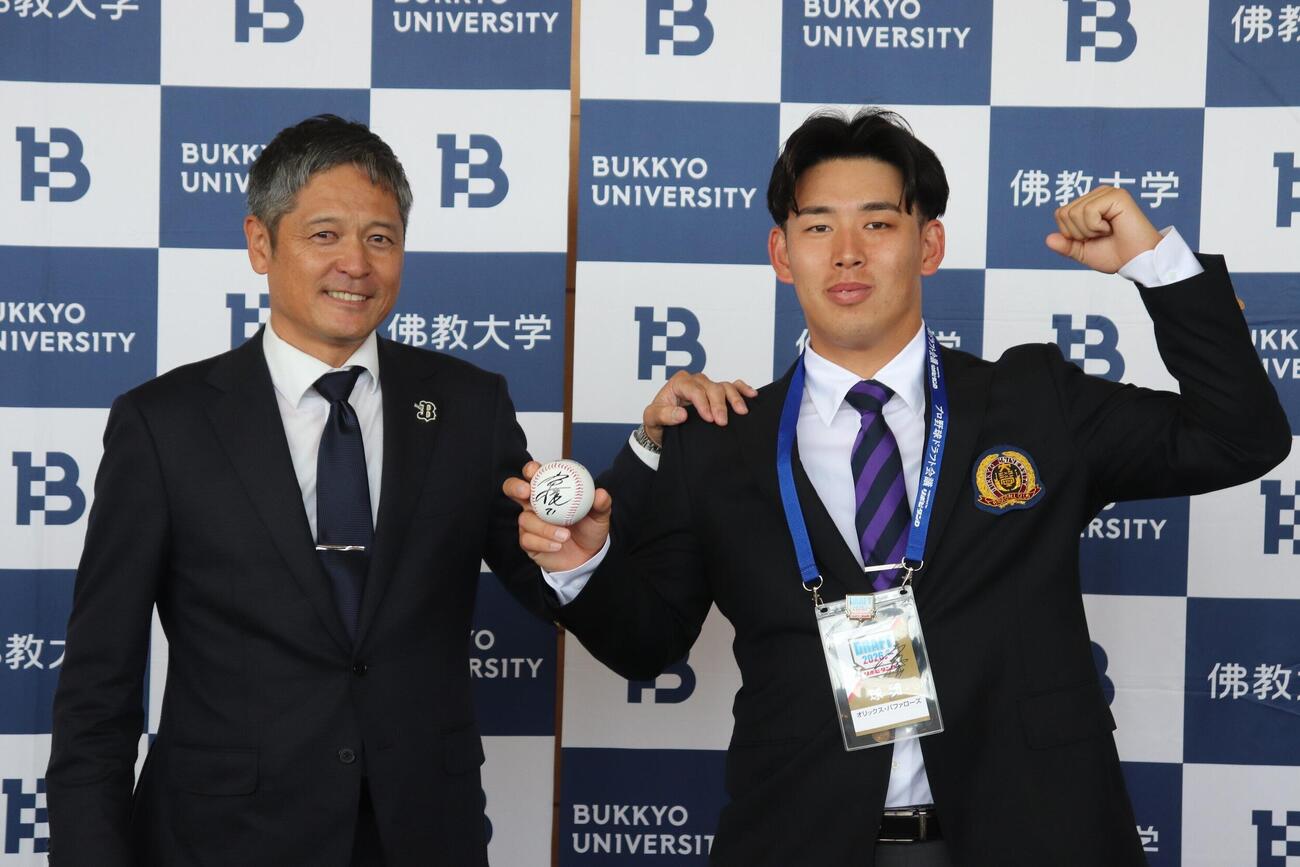 担当の早川大輔スカウト（左）と写真に納まる、オリックスのドラフト5位・佛教大の野村亮輔（撮影・中島麗）