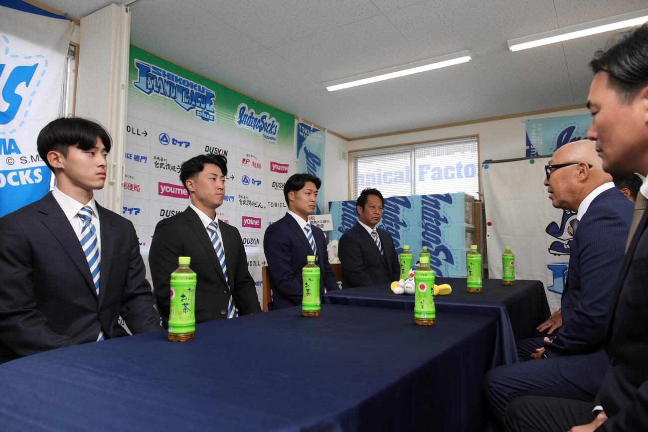 阪神から指名あいさつを受ける四国IL徳島の左から荒木、山下、石井、南球団社長