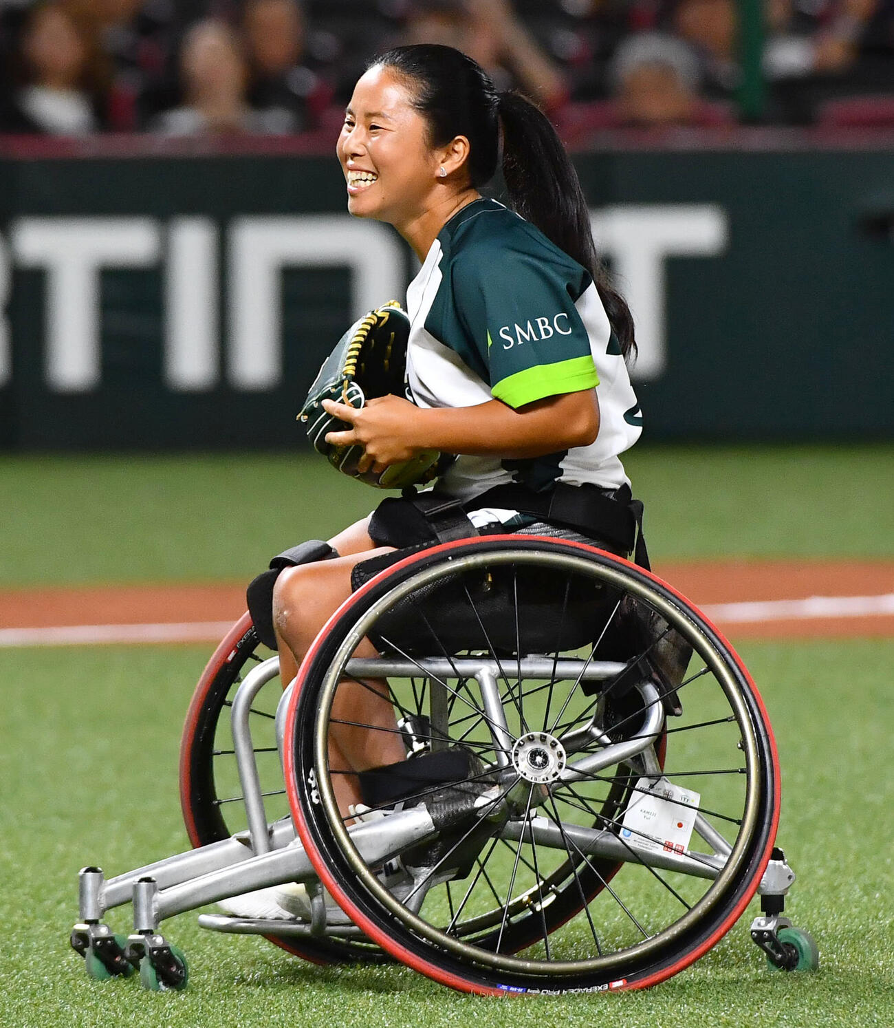 ソフトバンク対DeNA　始球式で投球し、笑顔を見せる車いすテニス選手の上地結衣（撮影・岩下翔太）