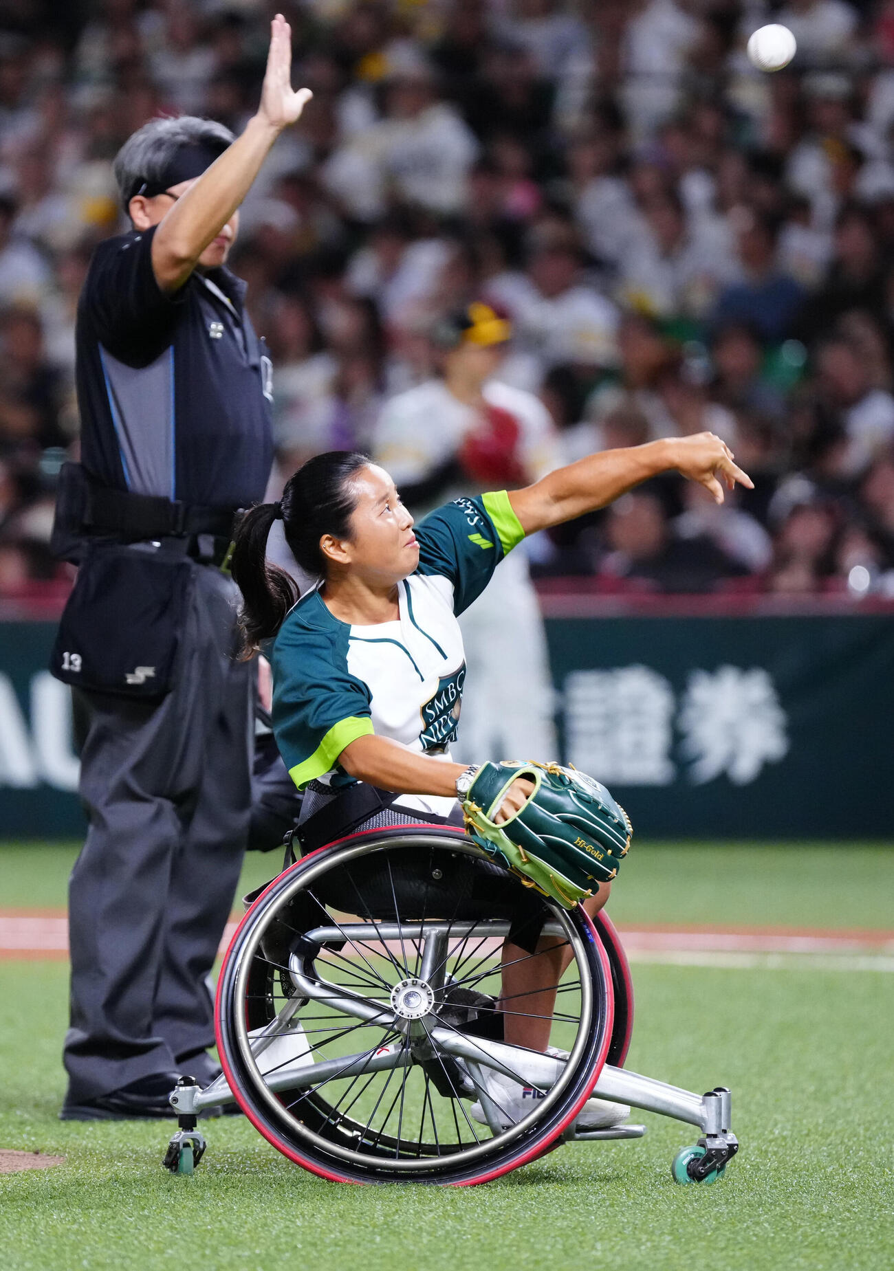 ソフトバンク対DeNA　試合前、始球式を行う車いすテニス女子の上地結衣（撮影・江口和貴）