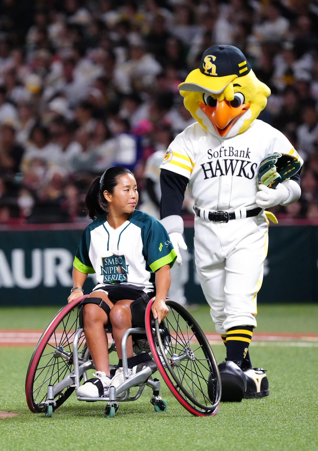 ソフトバンク対DeNA　試合前、始球式に臨む車いすテニス女子の上地結衣（撮影・江口和貴）