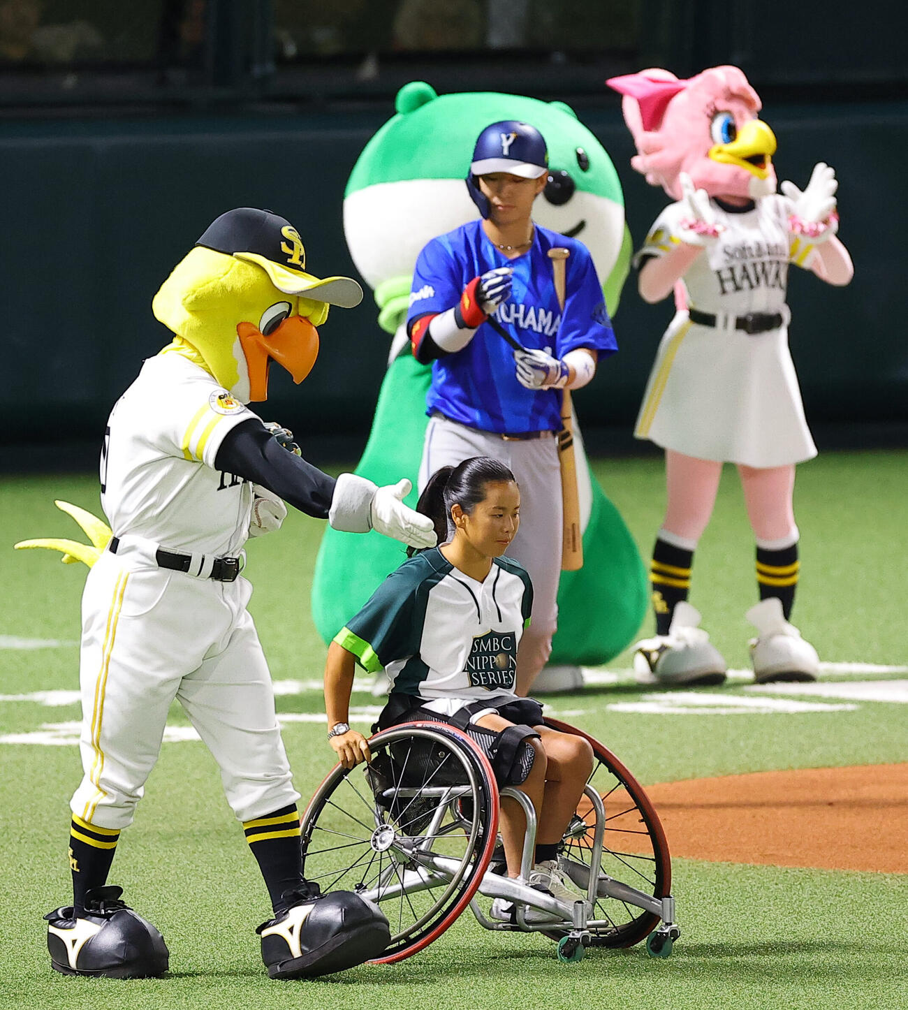 ソフトバンク対DeNA　始球式を務める車いすプロテニスプレーヤーの上地結衣（撮影・上田博志）