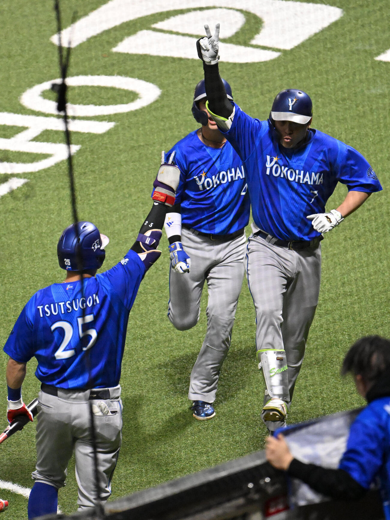 ソフトバンク対DeNA 1回表DeNA1死一塁、佐野恵太（右）は先制2点本塁打を放つ（撮影・林敢治）