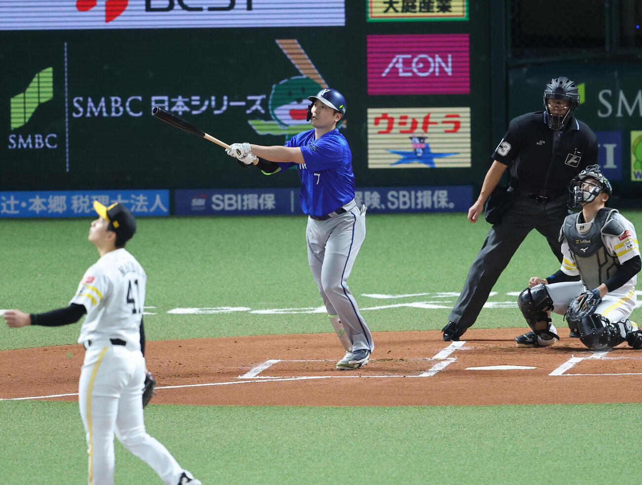 ソフトバンク対DeNA 1回表DeNA1死一塁、佐野恵太は右越えに先制2点本塁打を放つ（撮影・梅根麻紀）