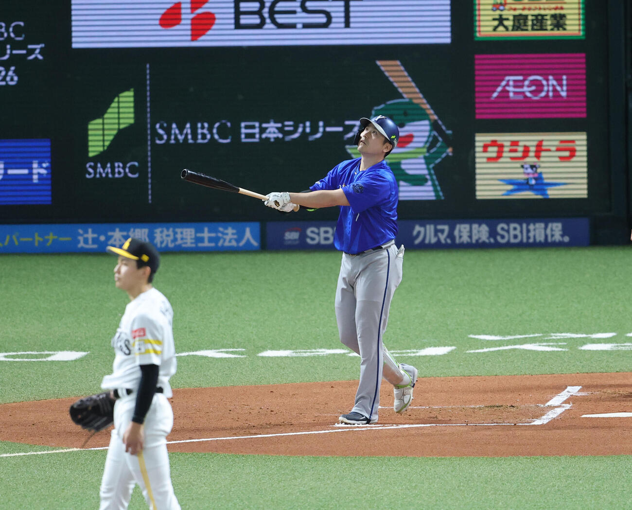 ソフトバンク対DeNA 1回表DeNA1死一塁、佐野恵太は右越えに先制2点本塁打を放つ（撮影・梅根麻紀）