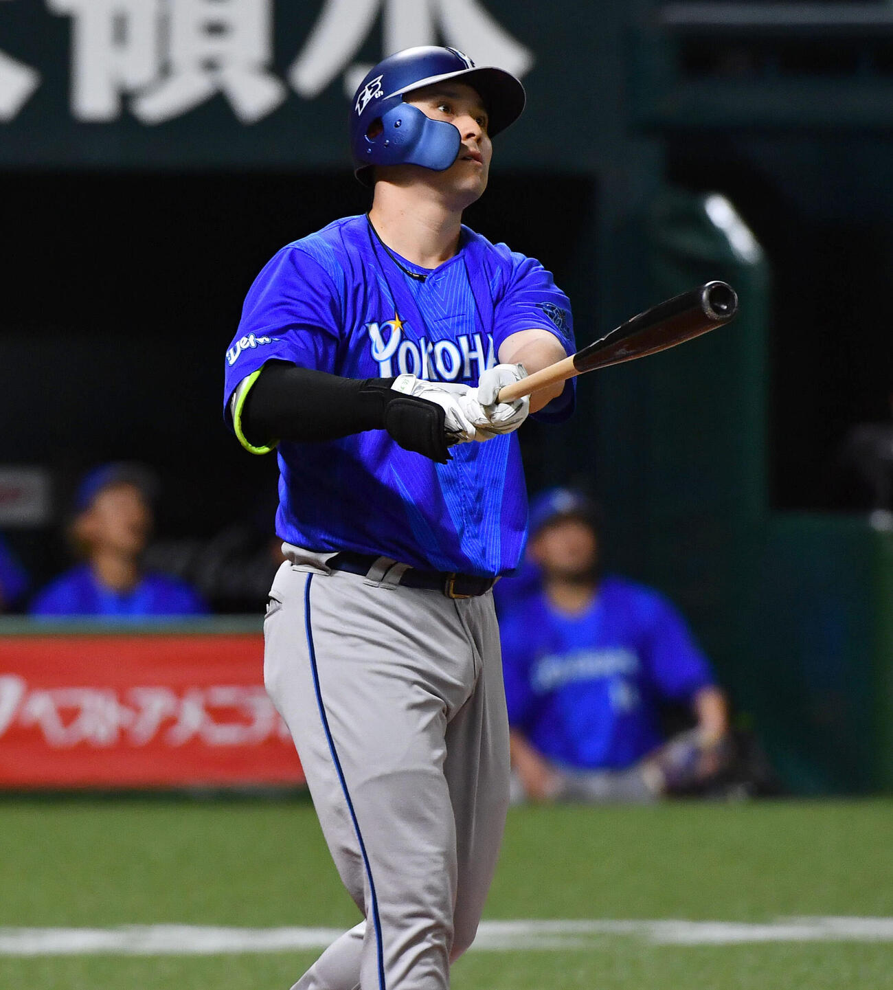 ソフトバンク対DeNA 1回表DeNA1死一塁、佐野恵太は先制の右越え2点本塁打を放つ（撮影・岩下翔太）