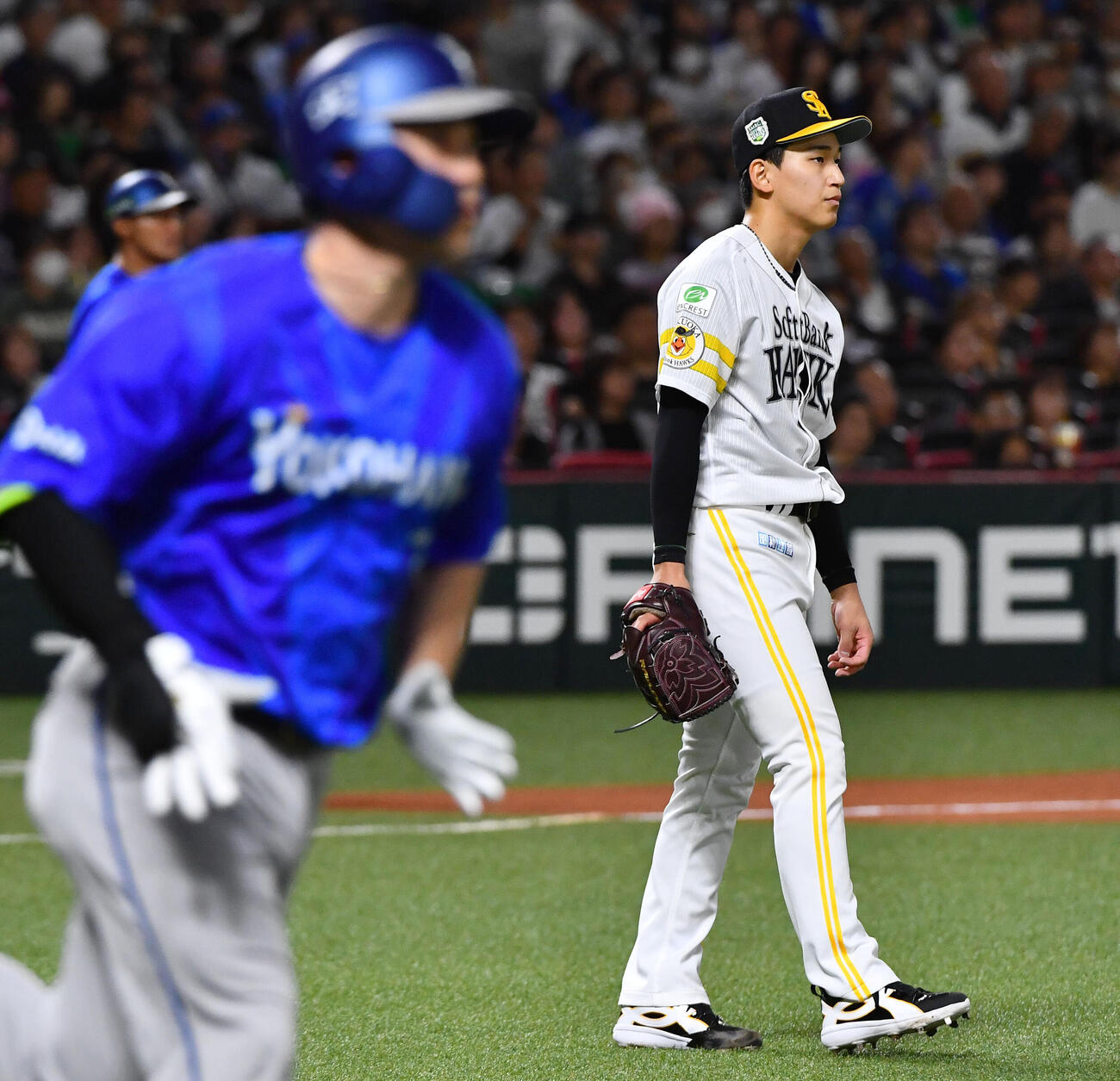 ソフトバンク対DeNA 1回表DeNA1死一塁、佐野恵太（左）に先制の右越え2点本塁打を打たれた前田悠伍（撮影・岩下翔太）