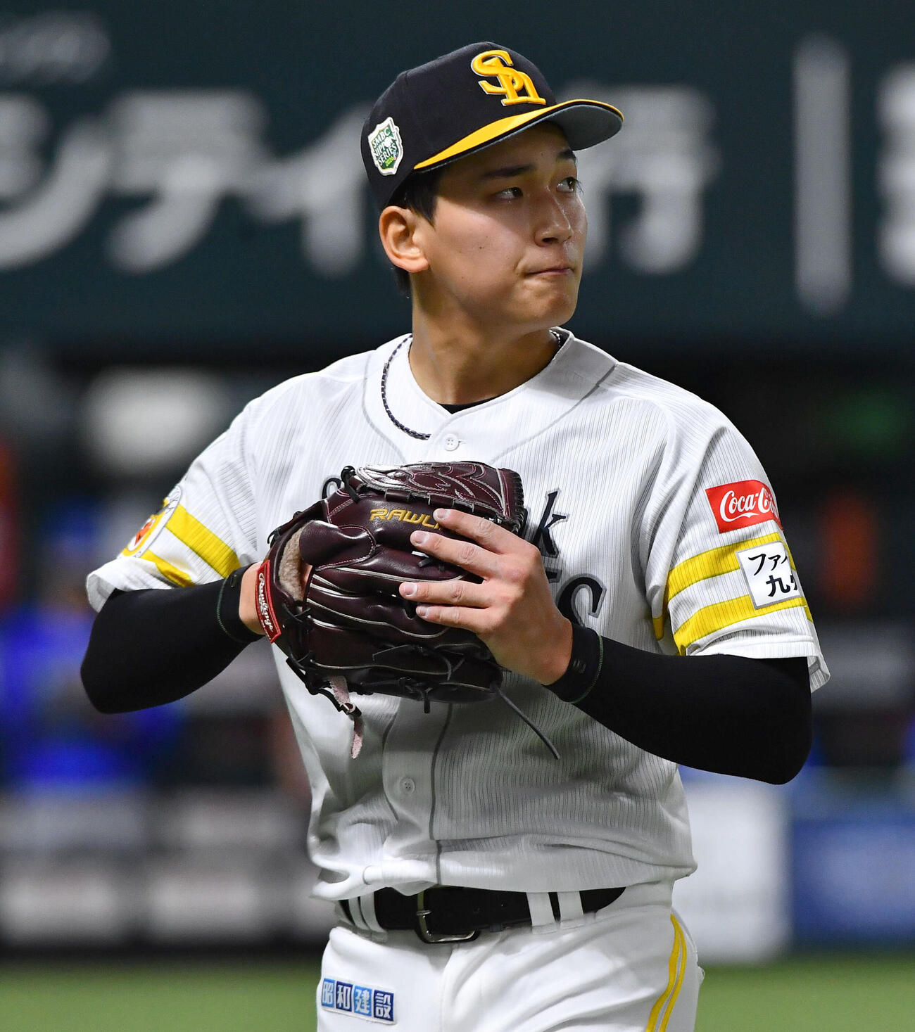 ソフトバンク対DeNA 1回表、佐野恵太に先制2点本塁打を打たれた前田悠伍は厳しい表情でベンチへ戻る（撮影・岩下翔太）