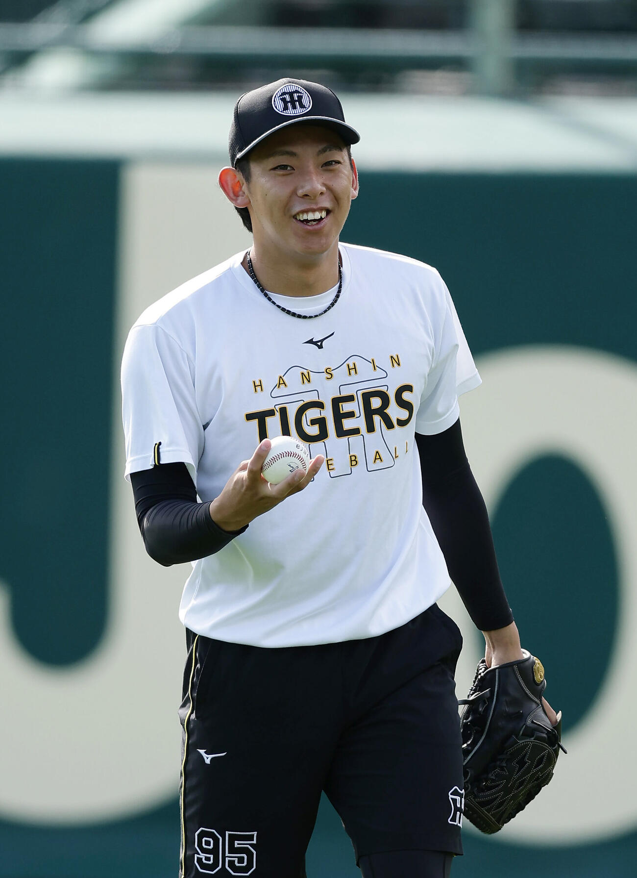 28日、笑顔を見せる阪神神宮僚介