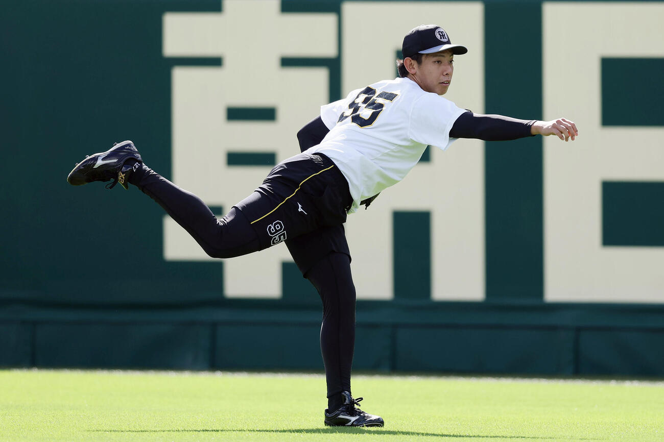 28日、キャッチボールする阪神神宮僚介