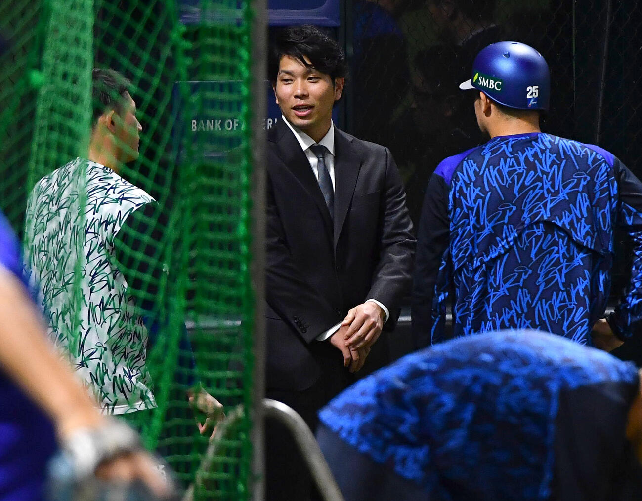 ソフトバンク対DeNA　試合前、DeNA松尾汐恩（左）、筒香嘉智（右）と話す巨人大城卓三（撮影・岩下翔太）