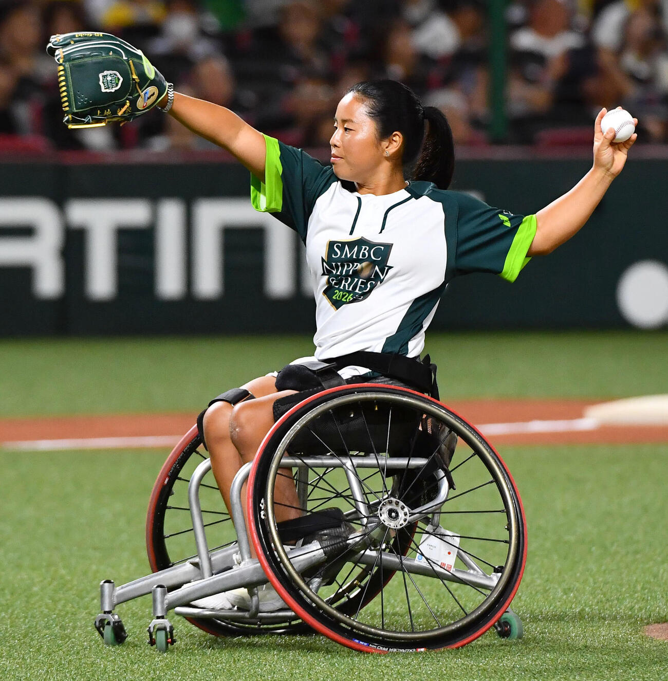 ソフトバンク対DeNA　始球式を務めた、車いすテニス選手の上地結衣（撮影・岩下翔太）