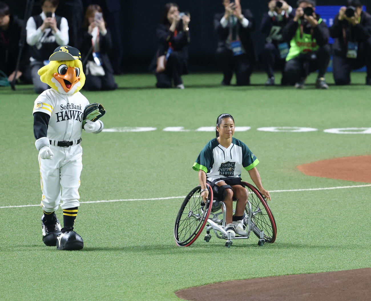 ソフトバンク対DeNA　始球式に登板した車いすテニスプレーヤーの上地結衣（撮影・梅根麻紀）