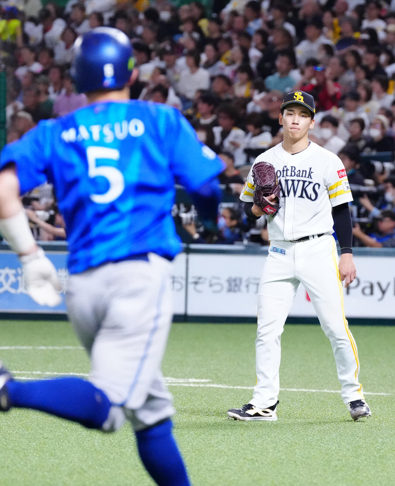 ソフトバンク対DeNA 4回表終了後、DeNA松尾汐恩（手前）を見つめるソフトバンク先発の前田悠伍（撮影・江口和貴）