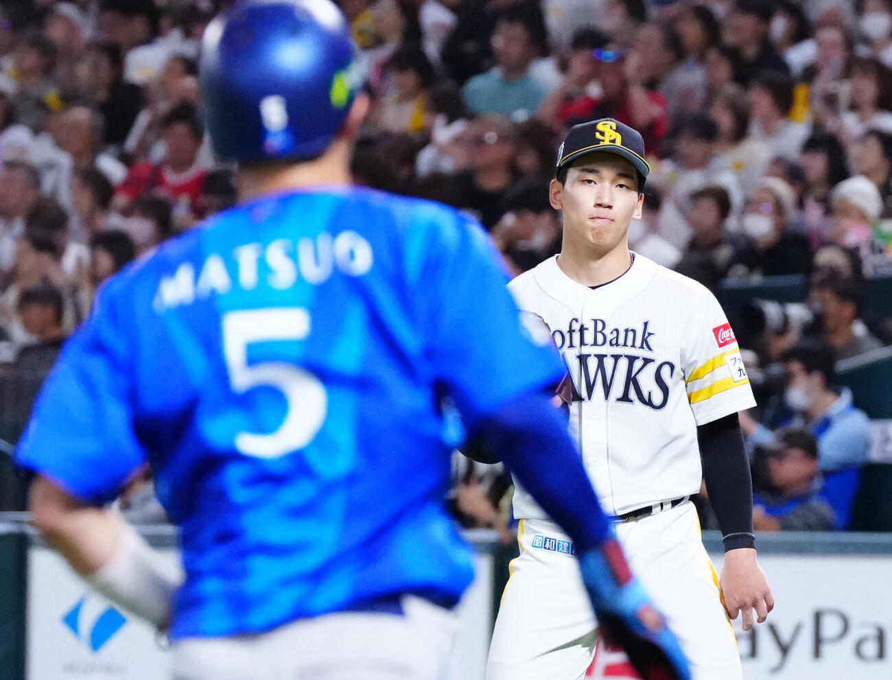 ソフトバンク対DeNA 4回表終了後、DeNA松尾汐恩（手前）を見つめるソフトバンク先発の前田悠伍（撮影・江口和貴）