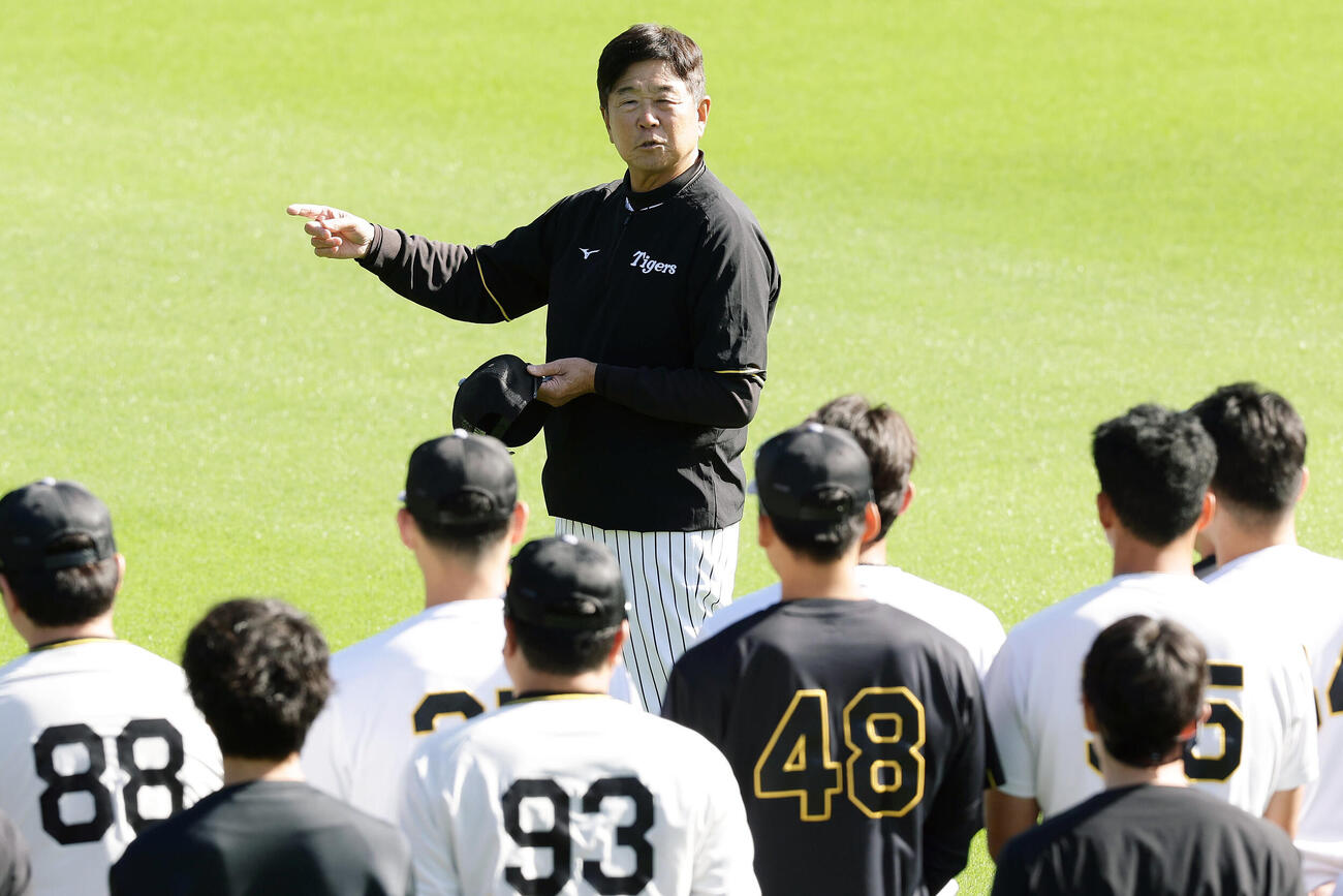 28日、練習前、選手らに話をする阪神平田勝男新ヘッドコーチ