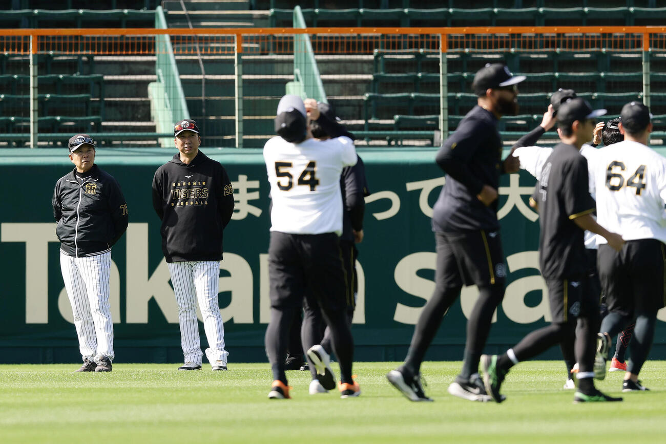 28日、練習を見守る阪神平田勝男新ヘッドコーチ（左端）と藤川球児監督（同2人目）