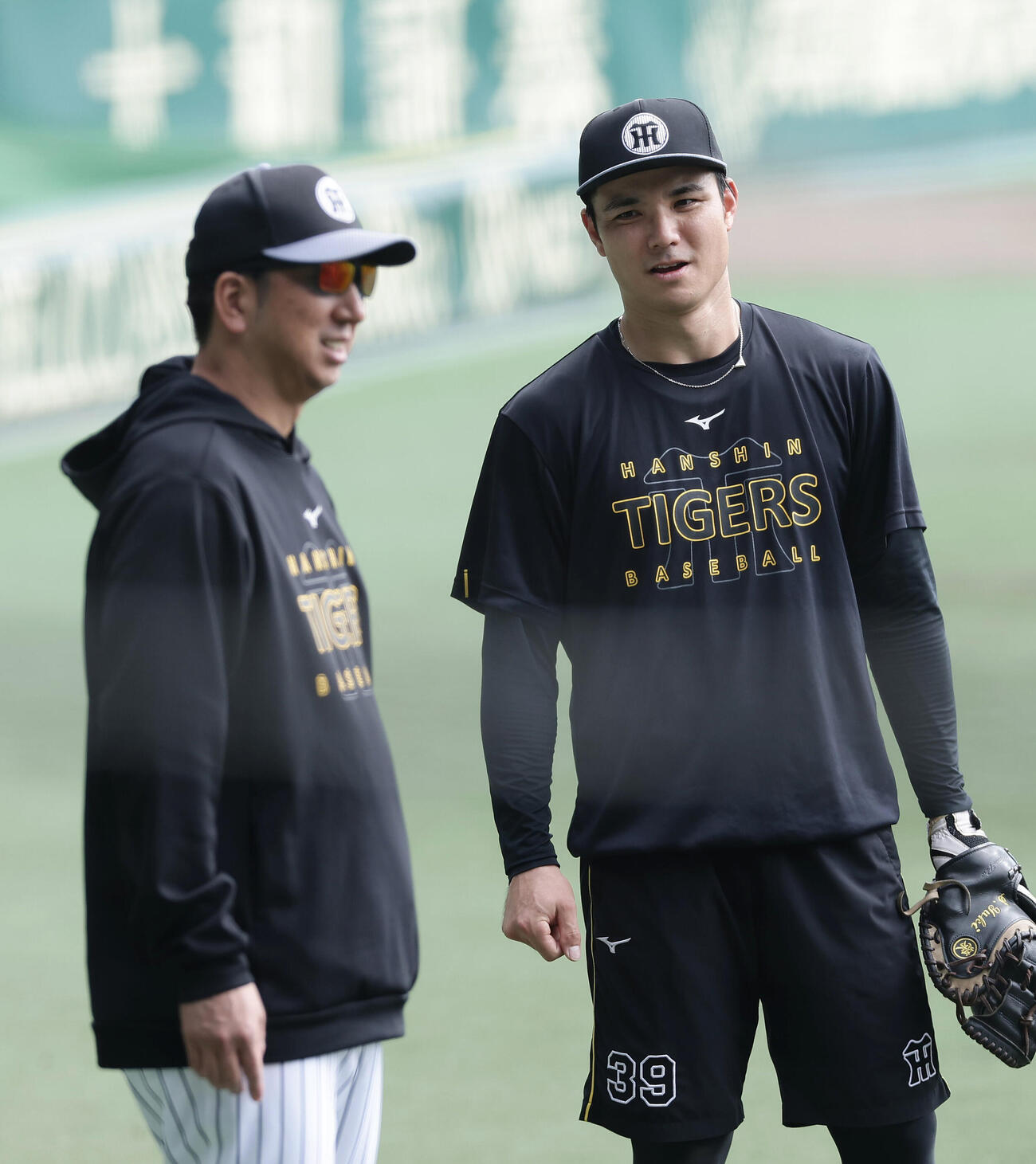 藤川球児監督（左）と言葉を交わす阪神栄枝裕貴（撮影・前田充）