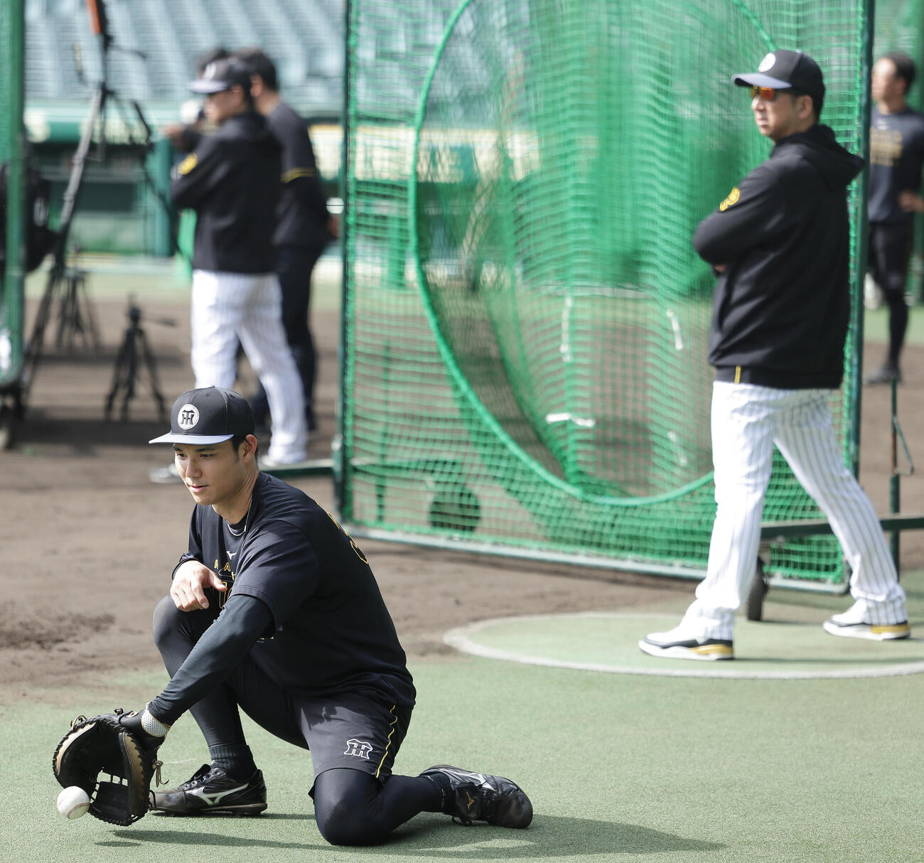 守備練習を行う阪神栄枝裕貴。右は藤川球児監督（撮影・前田充）