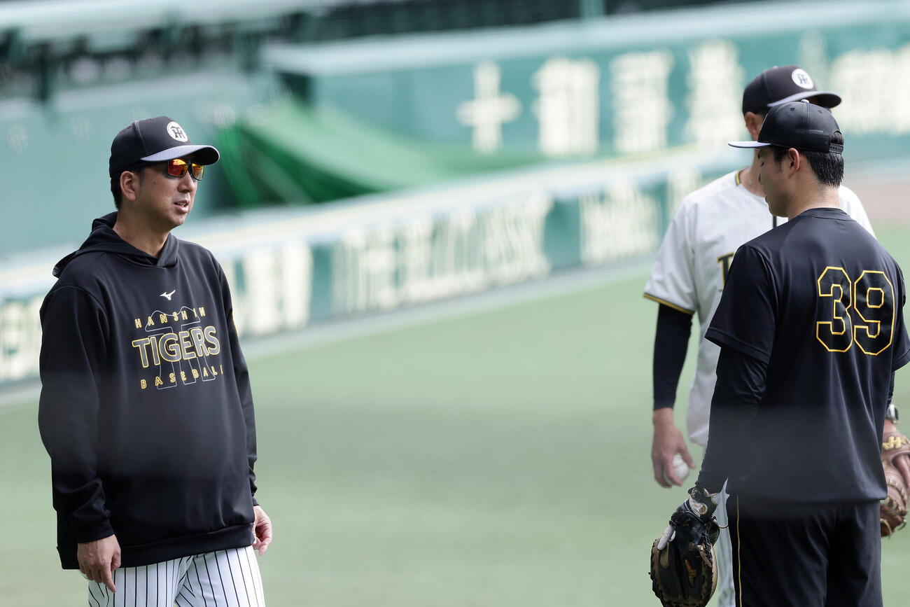 栄枝裕貴（右）と言葉を交わす阪神藤川球児監督（撮影・前田充）