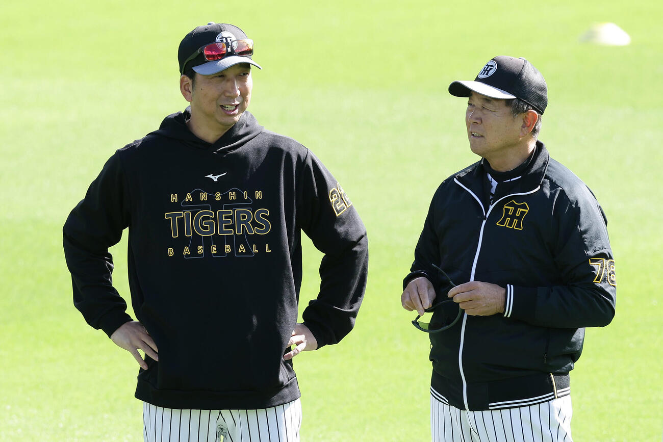 話し込む阪神藤川球児監督（左）と平田勝男新ヘッドコーチ（撮影・前田充）