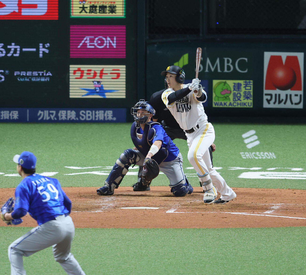 ソフトバンク対DeNA 4回裏ソフトバンク2死一、二塁、山本祐大は右越えに同点となる2点適時三塁打を放つ（撮影・梅根麻紀）