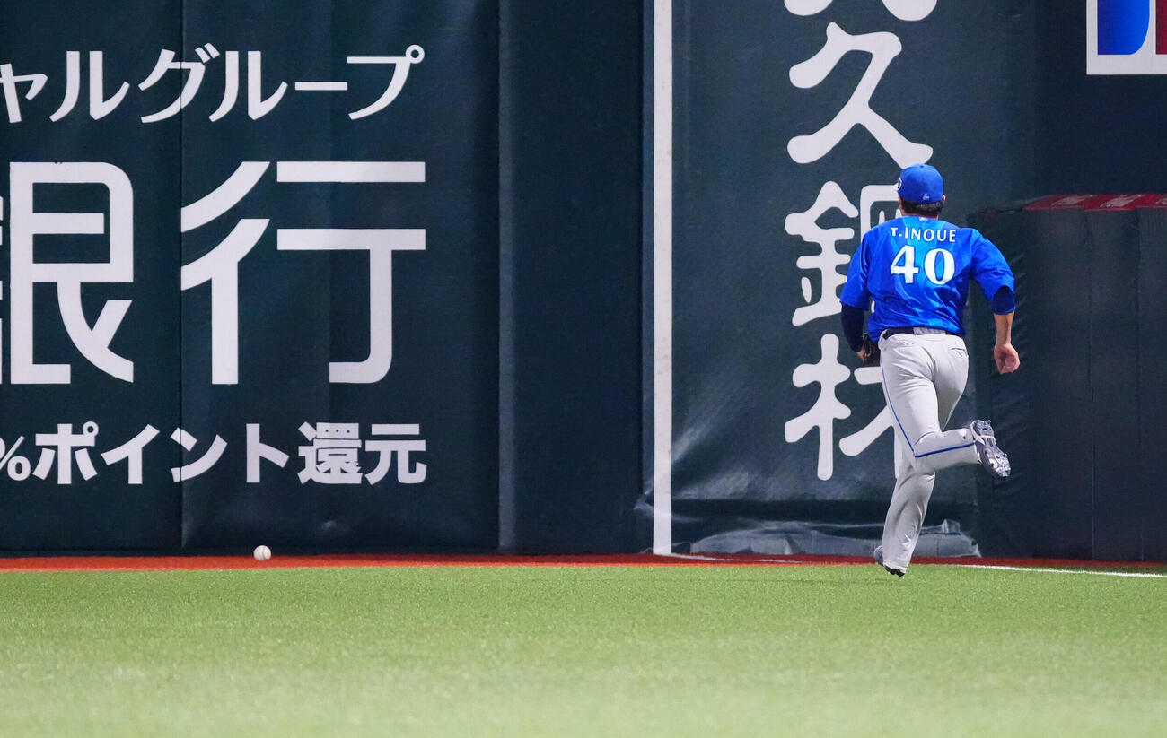ソフトバンク対DeNA 4回裏ソフトバンク2死一、二塁、山本祐大の2点適時三塁打の打球を追う右翼手井上朋也（撮影・江口和貴）