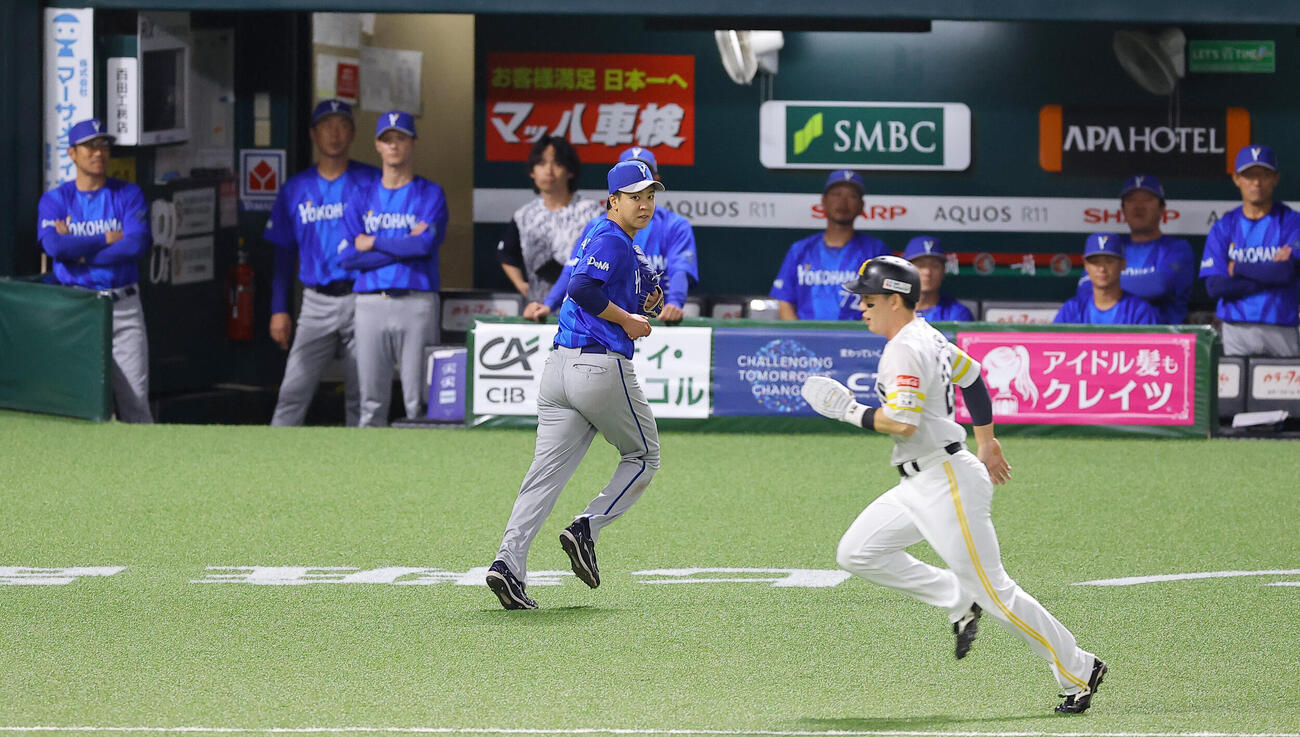 ソフトバンク対DeNA 4回裏ソフトバンク2死一、二塁、平良拳太郎（中央）は山本祐大の同点2点適時三塁打で牧原大成の生還を許す（撮影・上田博志）