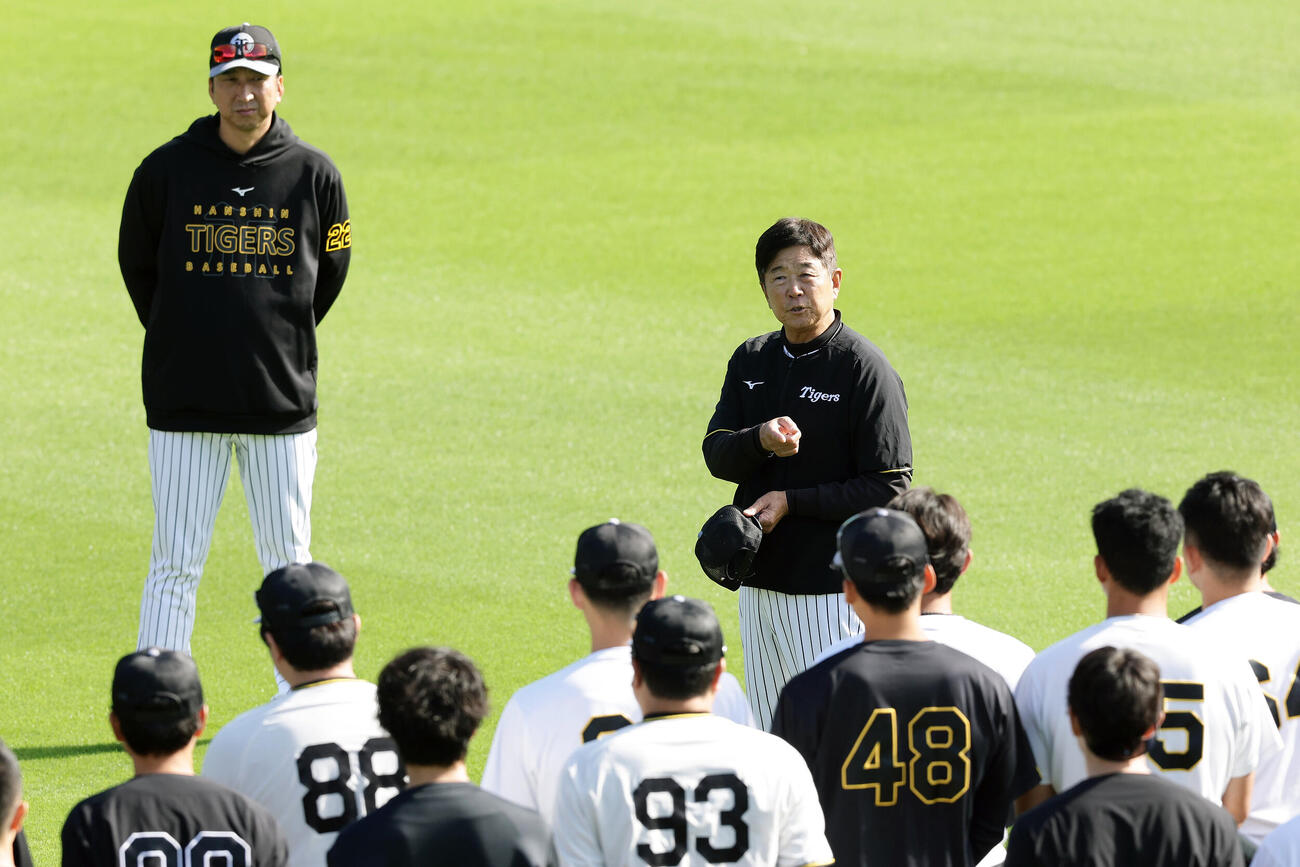 28日、練習前、選手らに話をする阪神平田勝男新ヘッドコーチ（右）。左は藤川球児監督