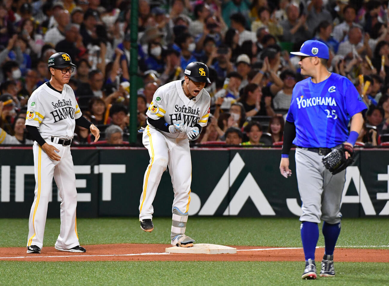 ソフトバンク対DeNA 4回裏ソフトバンク2死一、二塁、同点に追いつく2点適時三塁打を放ち、雄たけびをあげる山本祐大（撮影・岩下翔太）