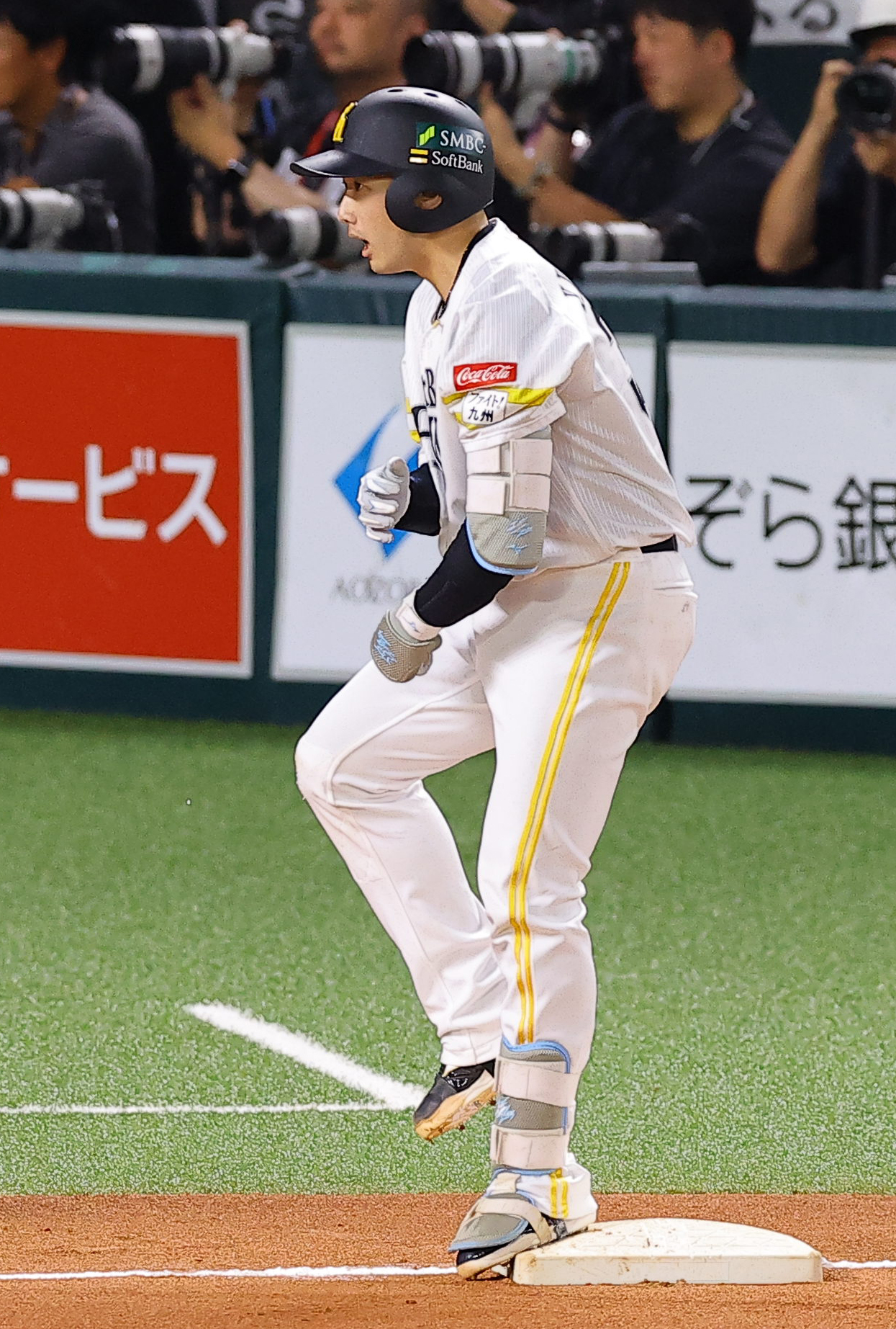 ソフトバンク対DeNA 4回裏ソフトバンク2死一、二塁、同点となる2点適時三塁打を放った山本祐大は雄たけびを上げる（撮影・上田博志）