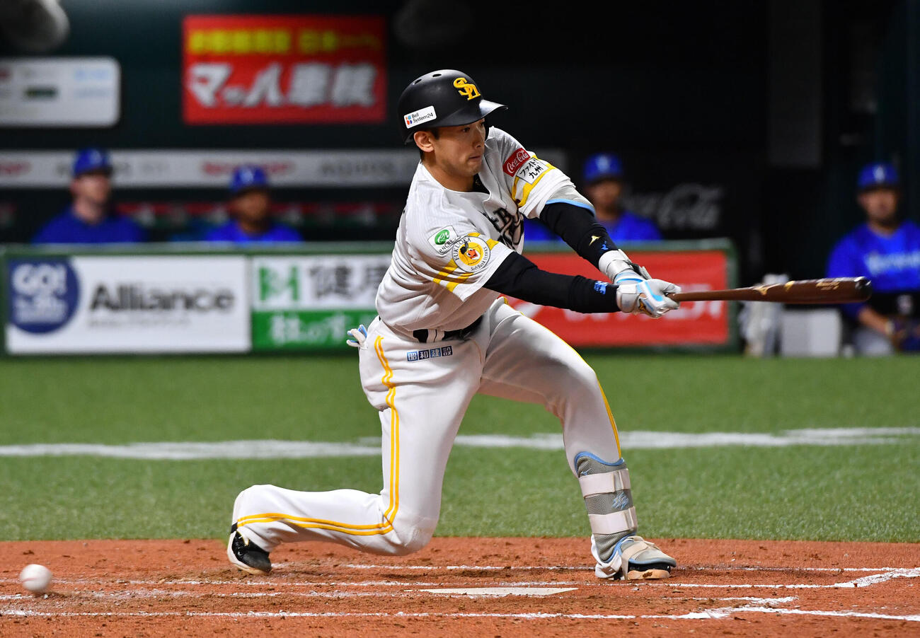 ソフトバンク対DeNA 2回裏ソフトバンク1死、空振り三振に倒れた山本祐大（撮影・岩下翔太）