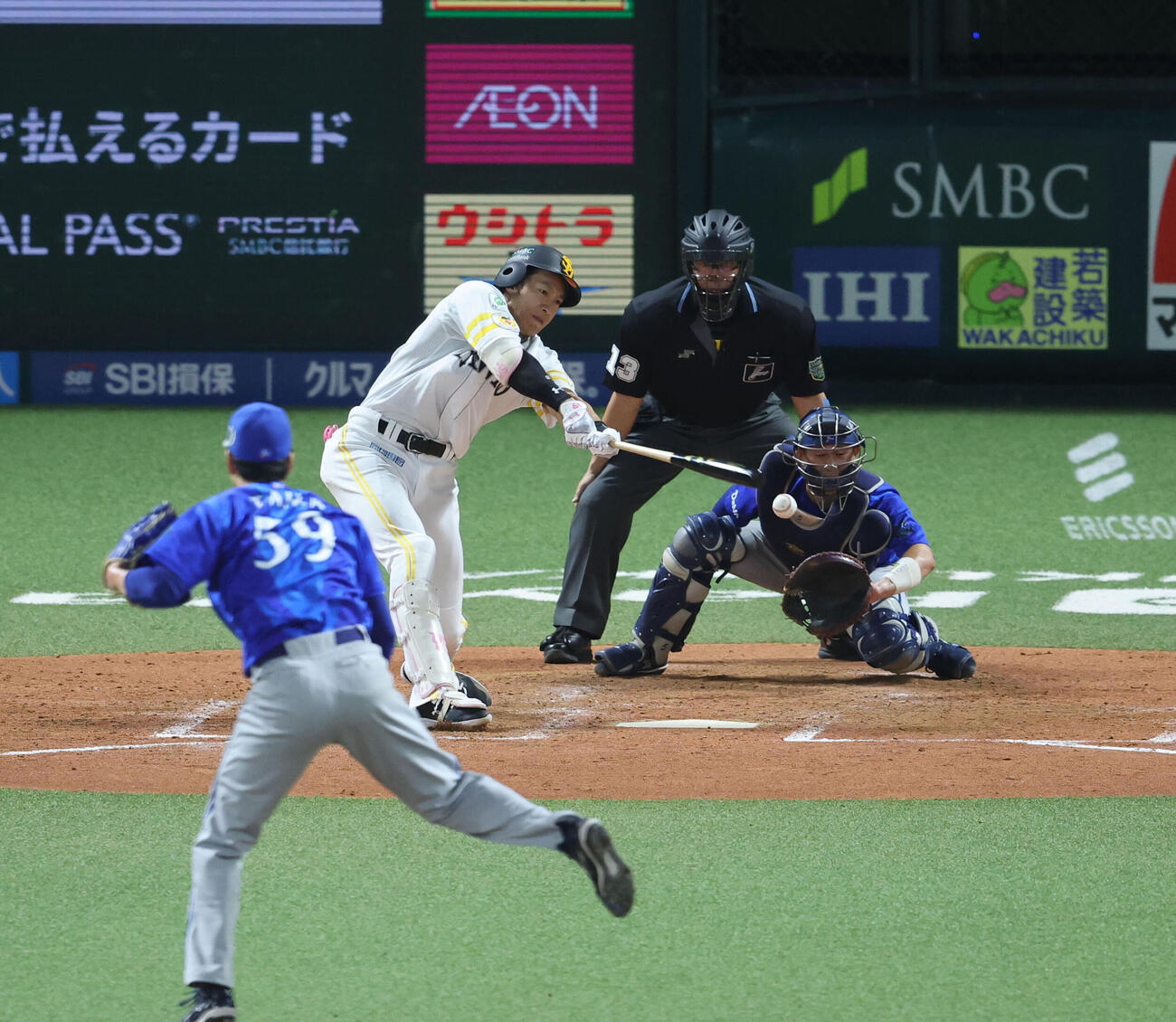 ソフトバンク対DeNA 4回裏ソフトバンク2死三塁、柳田悠岐は勝ち越しとなる中前適時打を放つ（撮影・梅根麻紀）