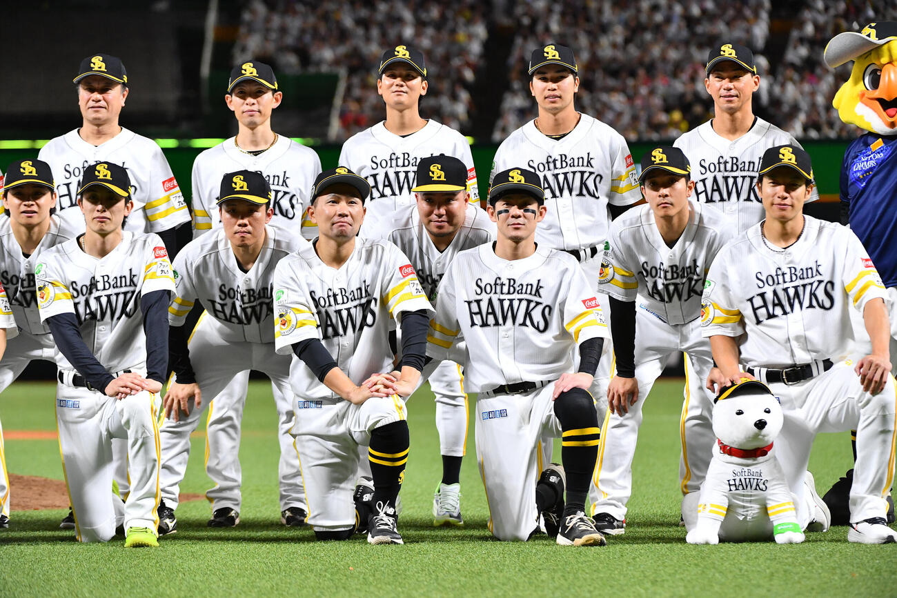 ソフトバンク対DeNA　日本一を達成し、ソフトバンクナインと集合写真に納まる中村晃氏（前列左から4人目）（撮影・岩下翔太）