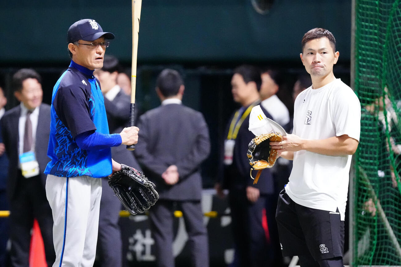 ソフトバンク対DeNA　試合前練習中、DeNA河田雄祐1軍外野守備走塁戦術・育成兼ベースコーチ（左）にあいさつするソフトバンク中村晃（撮影・江口和貴）