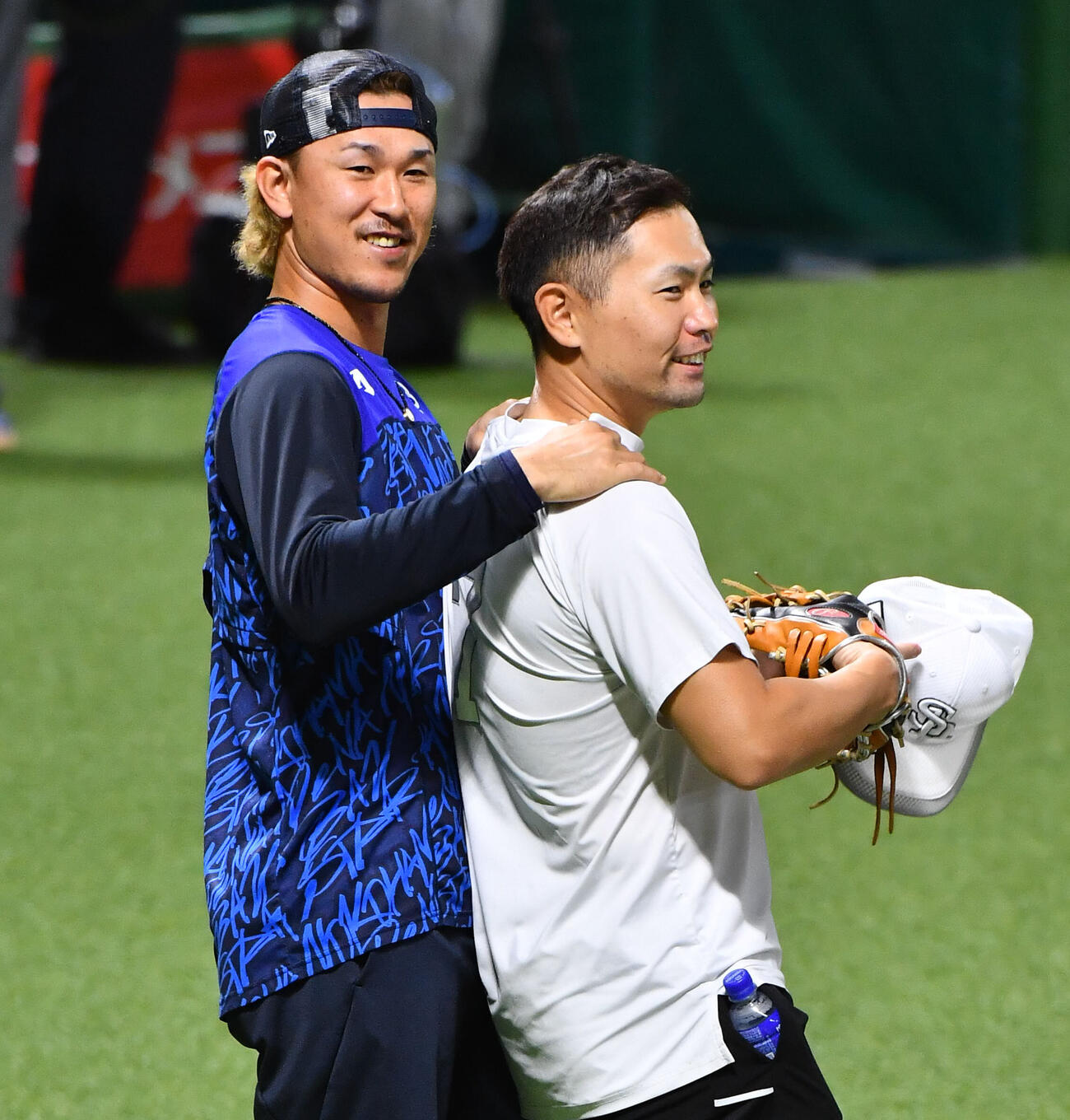 ソフトバンク対DeNA　中村晃氏（右）の肩をもむDeNA三森大貴（撮影・岩下翔太）