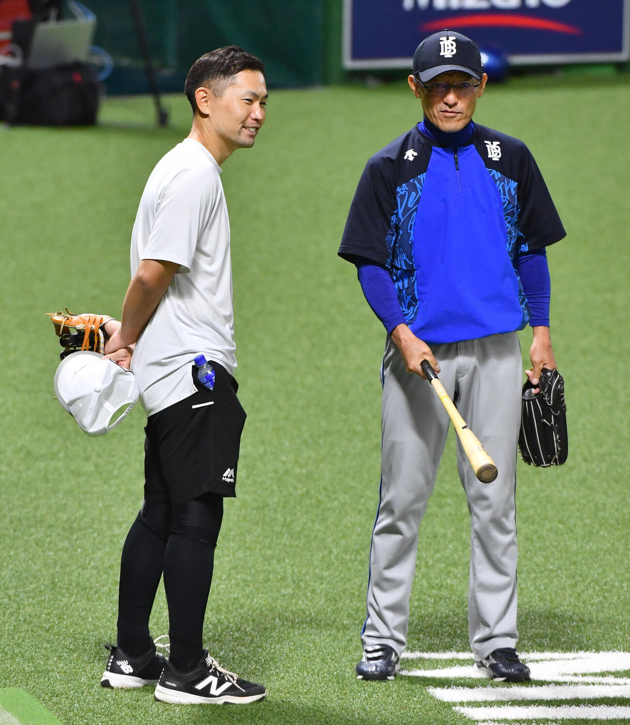 ソフトバンク対DeNA DeNA河田雄祐外野守備走塁戦術・育成兼ベースコーチ（右）と談笑する中村晃氏（撮影・岩下翔太）