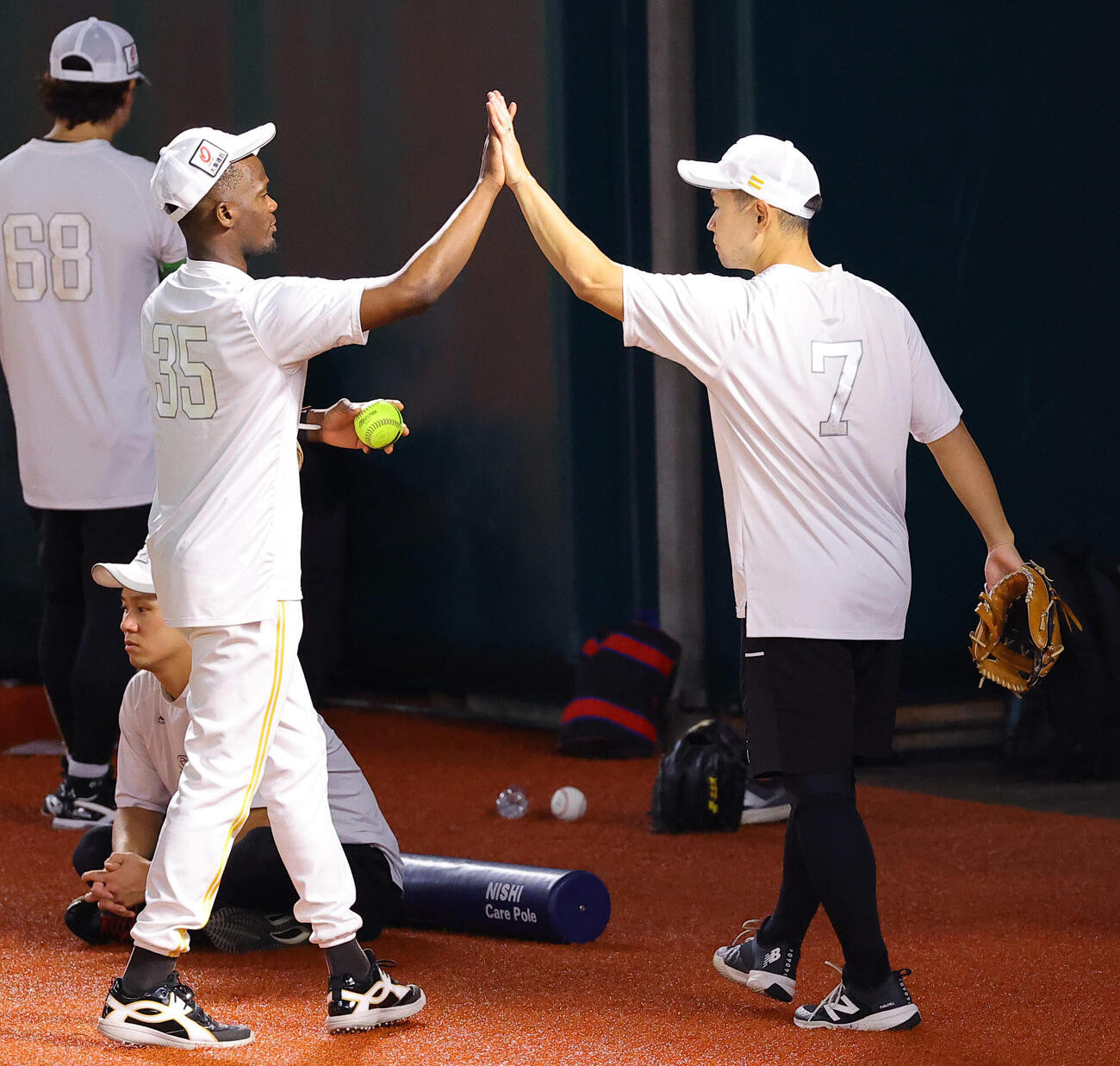 ソフトバンク対DeNA　中村晃（右）はリバン・モイネロとハイタッチする（撮影・上田博志）