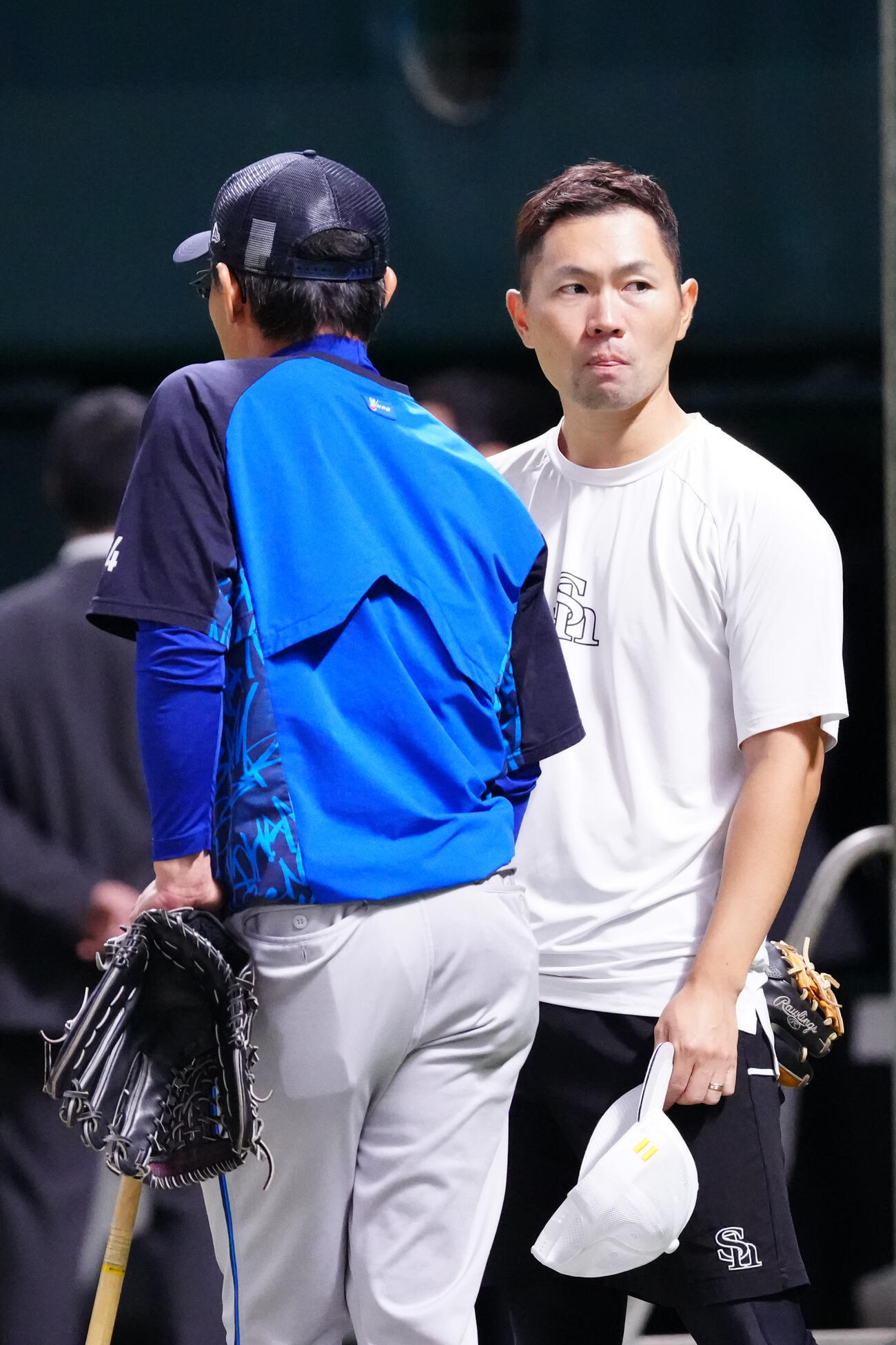 ソフトバンク対DeNA　試合前練習中、DeNA河田雄祐1軍外野守備走塁戦術・育成兼ベースコーチ（左）にあいさつするソフトバンク中村晃（撮影・江口和貴）