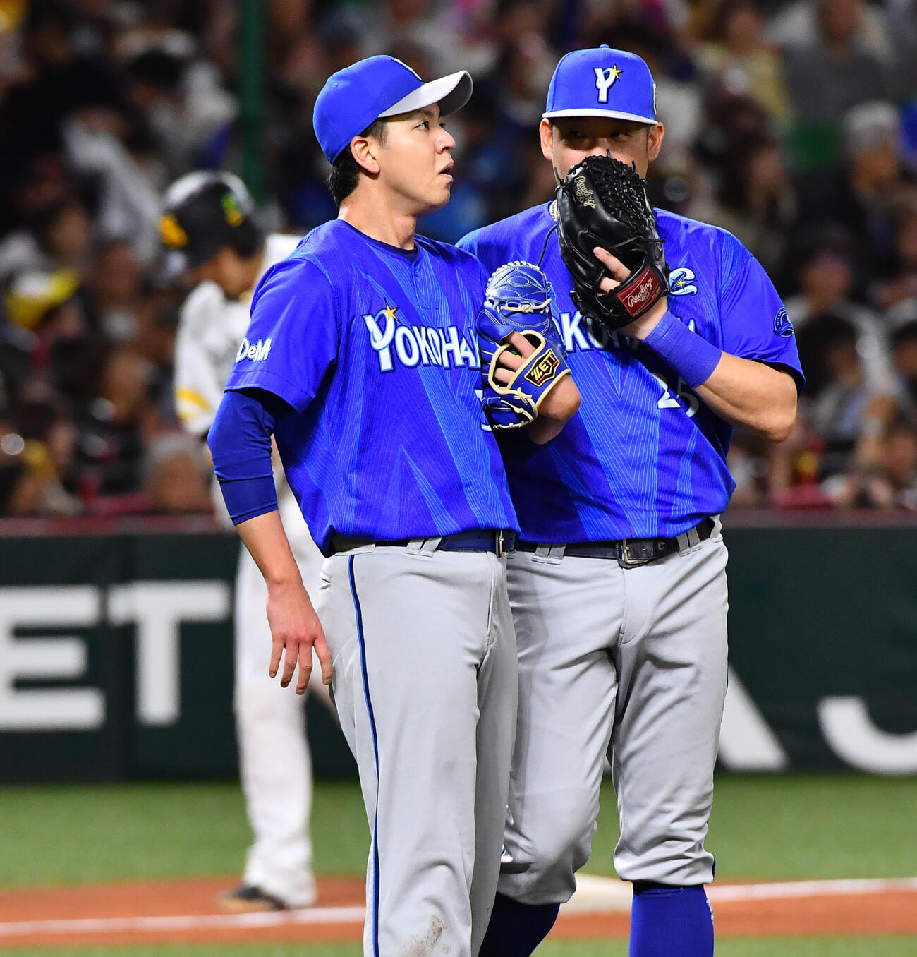 ソフトバンク対DeNA 4回裏ソフトバンク2死一、二塁、山本祐大（左奥）に同点の2点適時三塁打を打たれた平良拳太郎（左）は筒香嘉智に声をかけられる（撮影・岩下翔太）