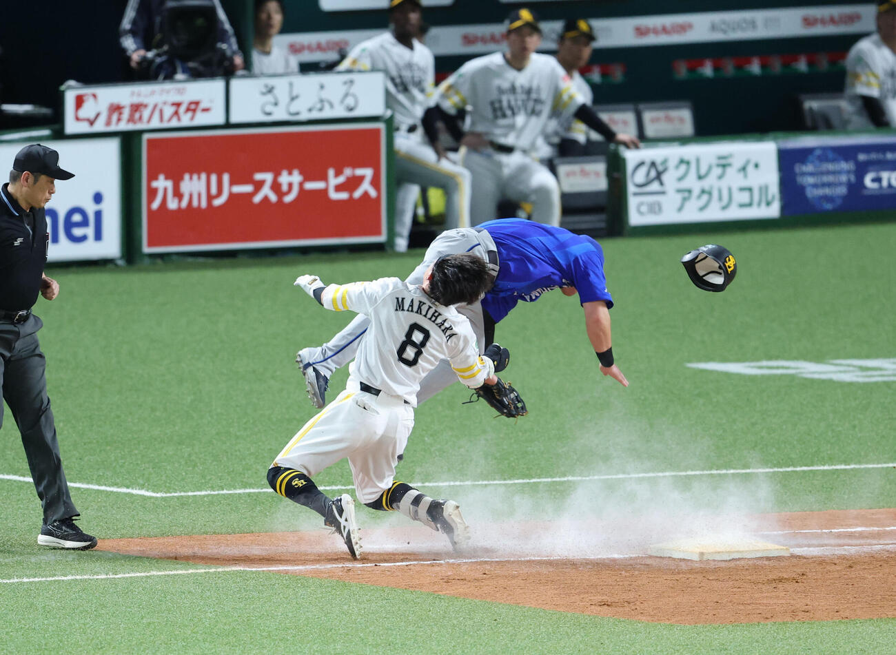 ソフトバンク対DeNA 5回裏ソフトバンク無死、牧原大成は一塁を駆け抜ける際に二塁手の牧秀悟と衝突しお互いに転倒する、結果は一ゴロ（撮影・梅根麻紀）