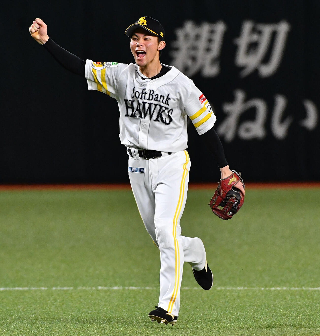 ソフトバンク対DeNA　日本一を決め、笑顔で駆けだすソフトバンク庄子雄大（撮影・岩下翔太）