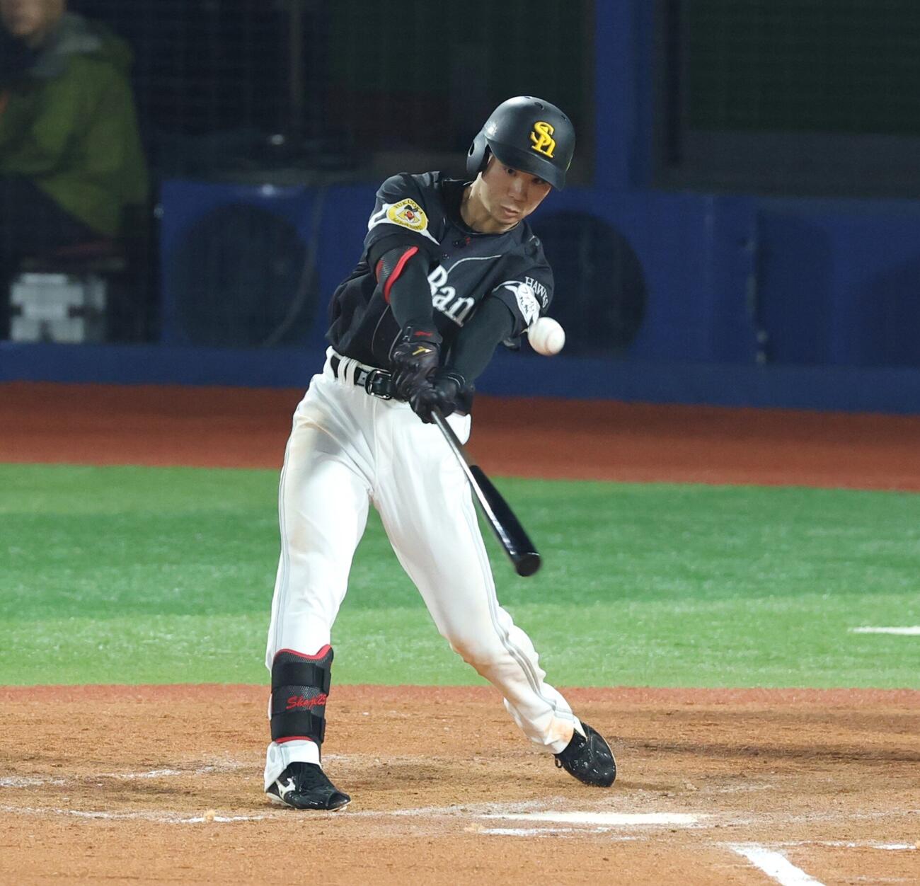 第1戦11回、適時二塁打を放つソフトバンク庄子雄大（2026年10月撮影）