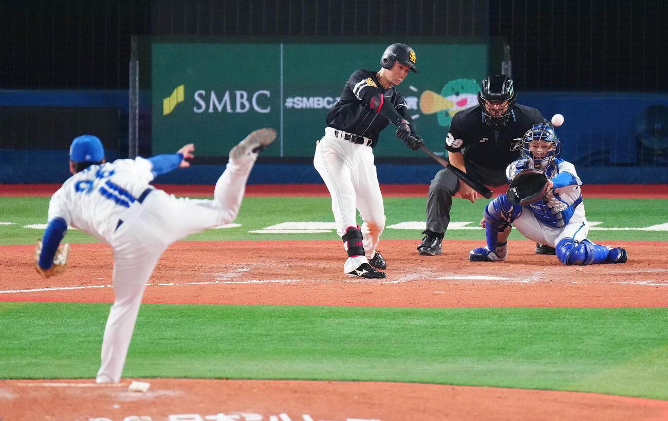 第1戦11回、勝ち越しとなる適時二塁打を放つソフトバンク庄子雄大（2026年10月撮影）