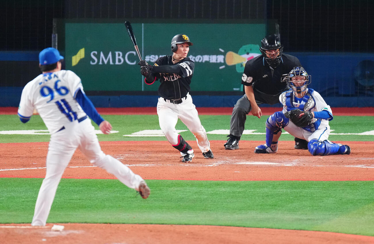 第1戦11回、勝ち越しとなる適時二塁打を放つソフトバンク庄子雄大（2026年10月撮影）