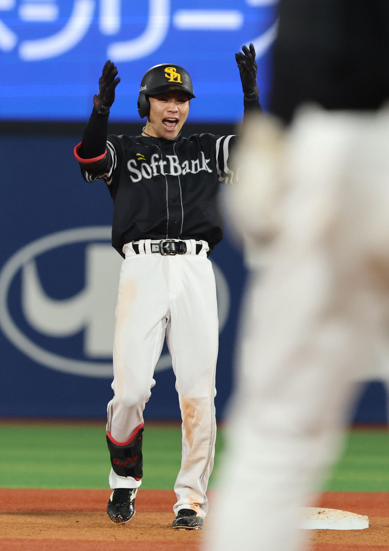 第1戦11回、勝ち越しとなる左越え適時二塁打を放ちベンチにアピールしたソフトバンク庄子雄大（2026年10月撮影）