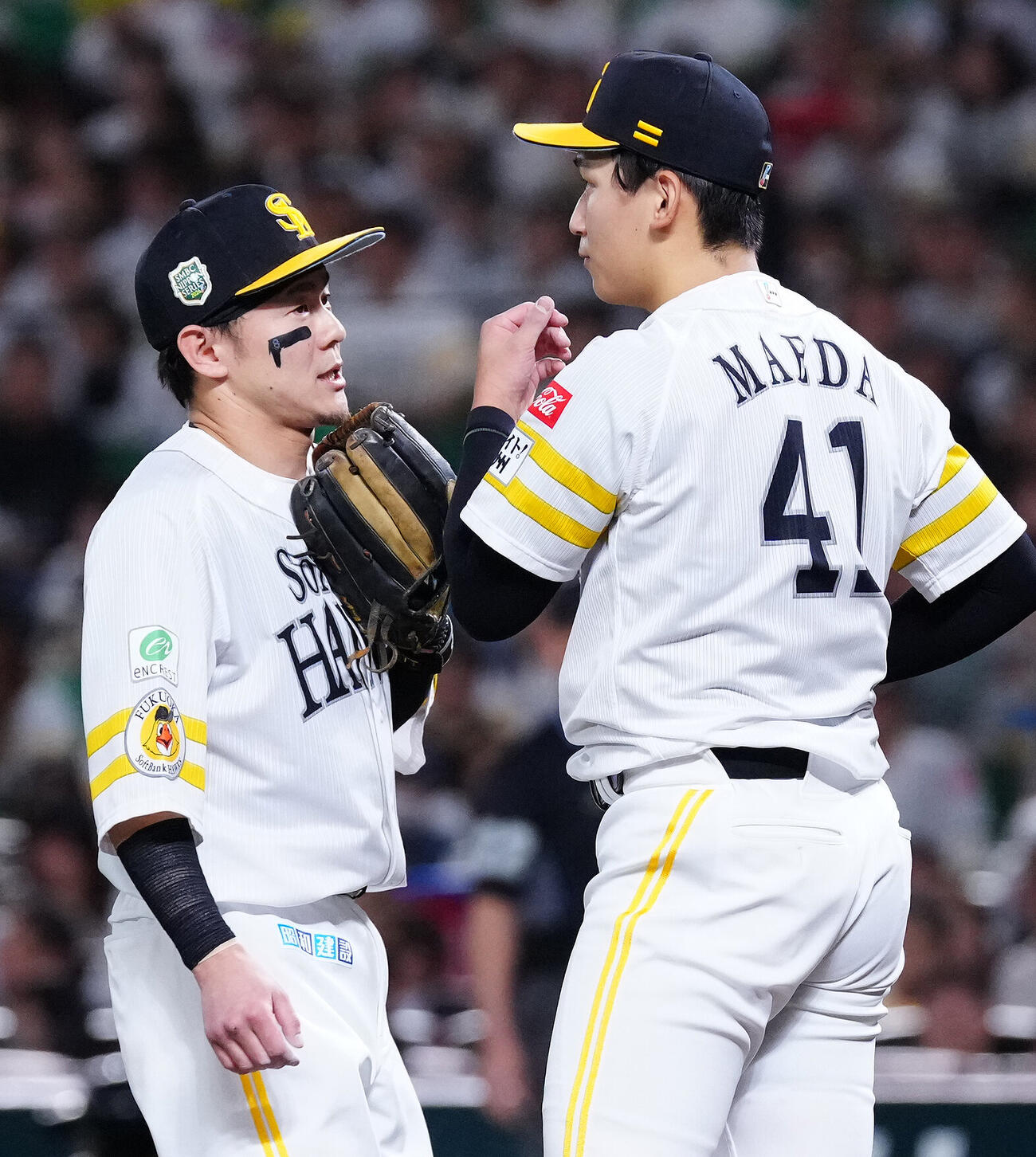ソフトバンク対DeNA 1回表DeNA1死一塁、佐野恵太に先制2点本塁打を浴び、牧原大成（左）から声をかけられる前田悠伍（撮影・江口和貴）