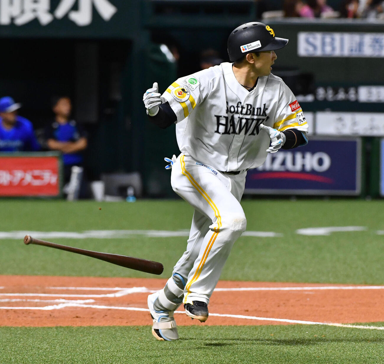 ソフトバンク対DeNA 6回裏ソフトバンク1死一、三塁、山本祐大は左犠飛を放つ（撮影・岩下翔太）